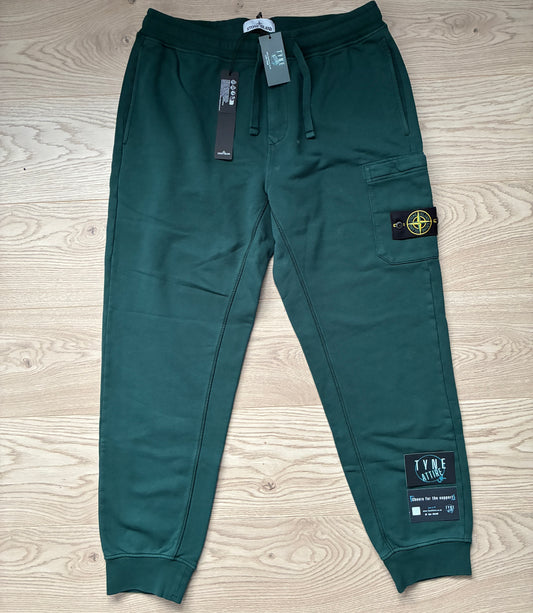 Stone Island 64551 Garment Dyed Brushed Cotton Cargo Pocket Bottle Green Joggers