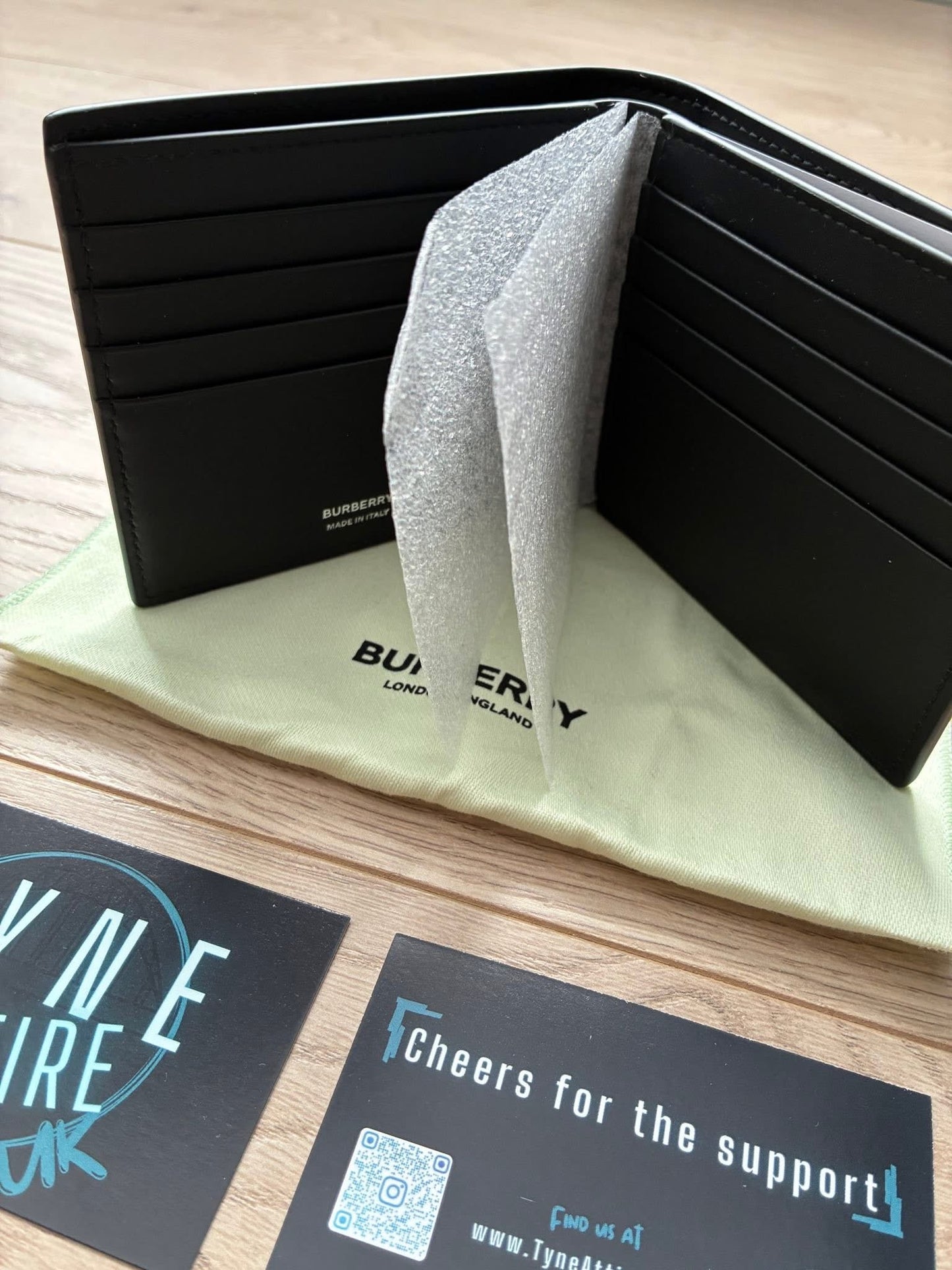 Burberry Grained Leather Unisex Card/Note Holder Spellout Logo Black Bi-Fold Wallet