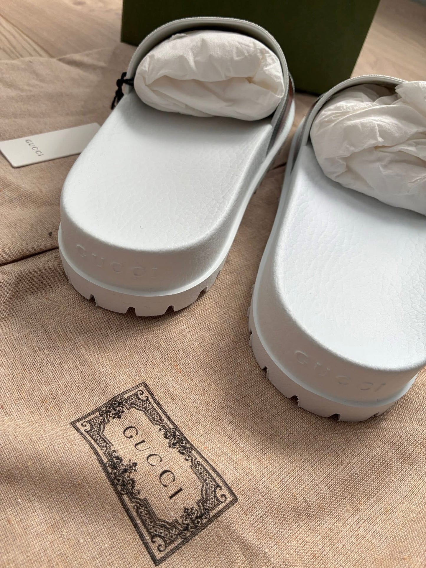 Gucci Pursuit Trek White/Green/Red Striped Rubber Sliders