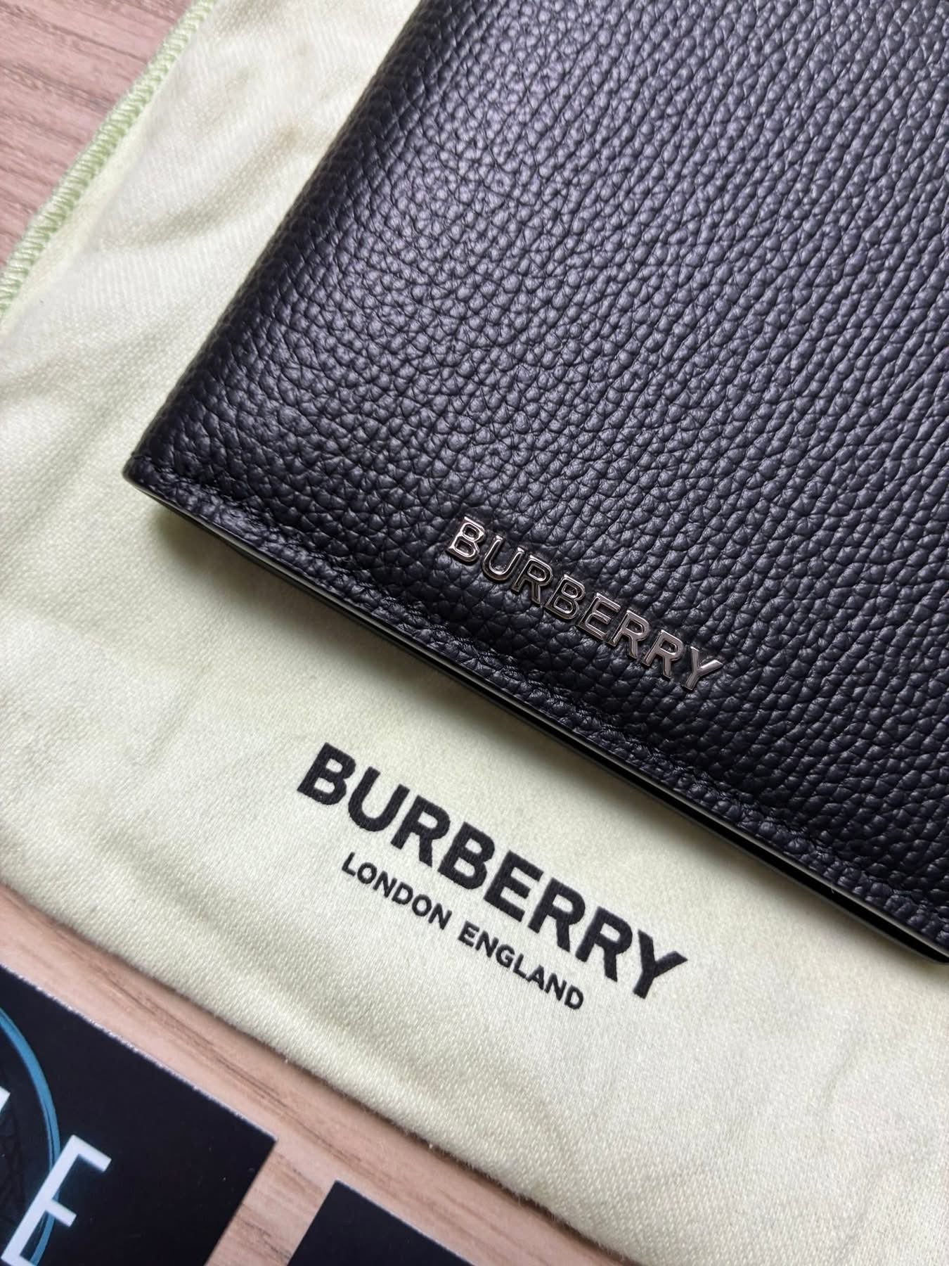 Burberry Grained Leather Unisex Card/Note Holder Spellout Logo Black Bi-Fold Wallet