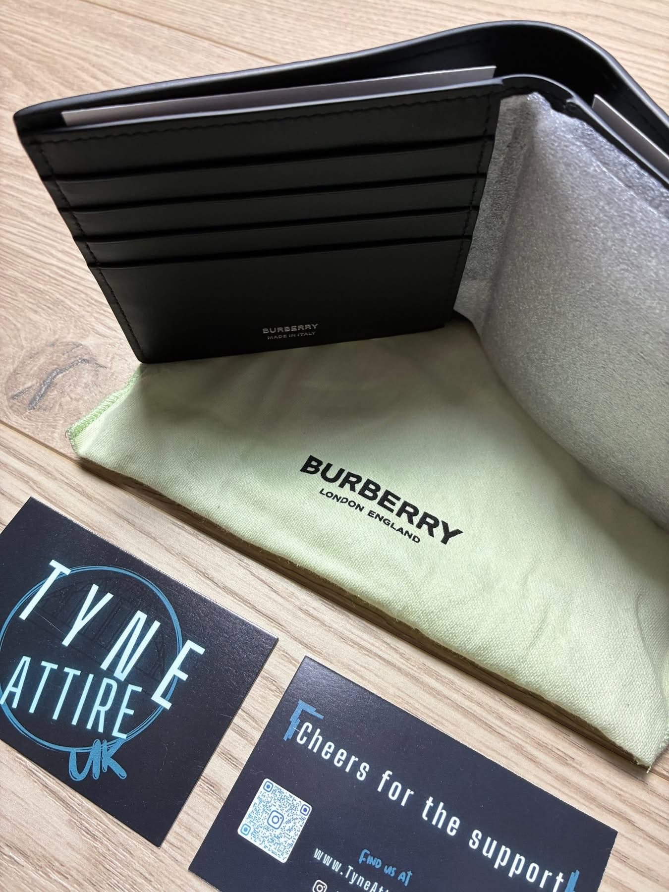 Burberry Grained Leather Unisex Card/Note Holder Spellout Logo Black Bi-Fold Wallet