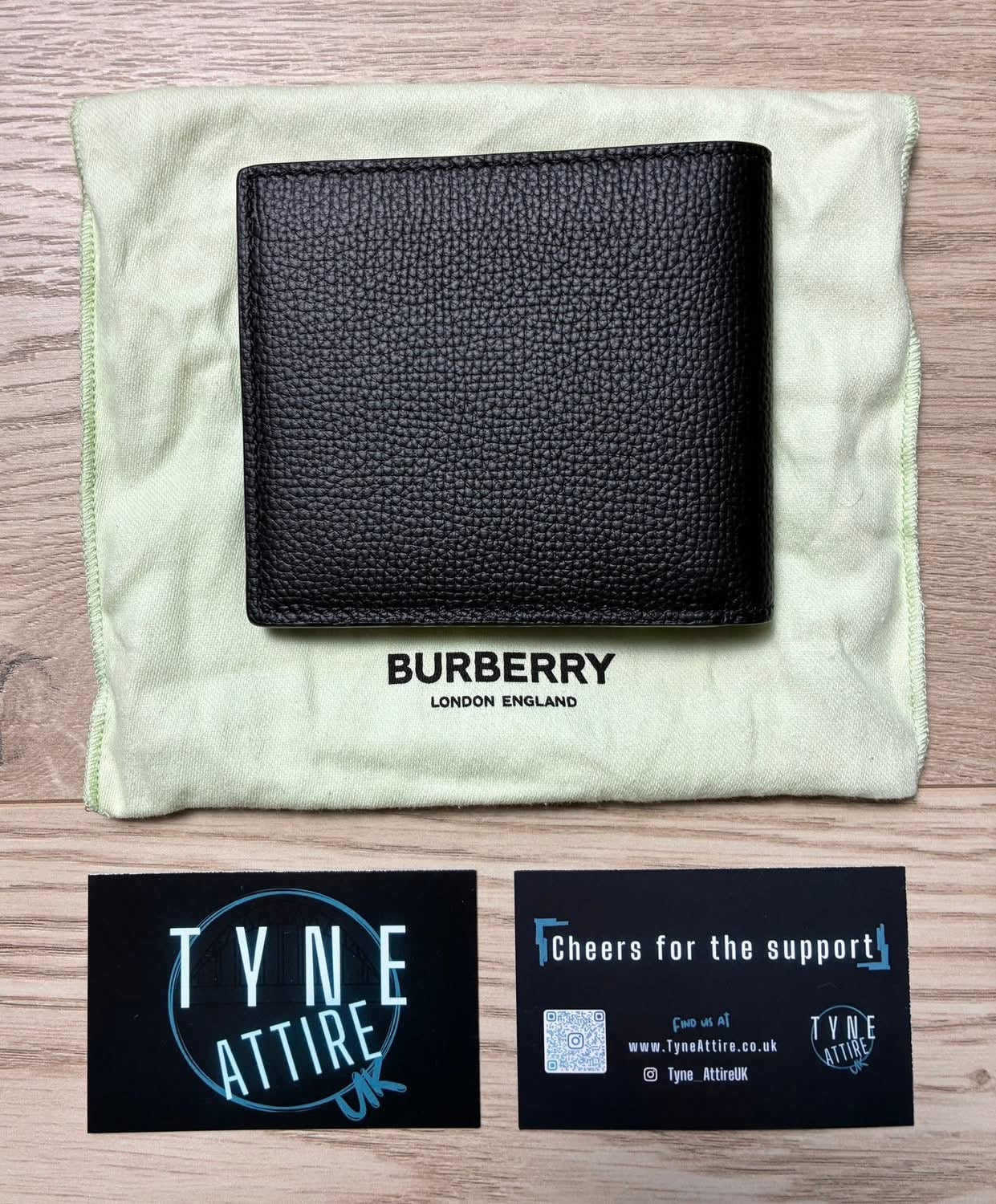 Burberry Grained Leather Unisex Card/Note Holder Spellout Logo Black Bi-Fold Wallet