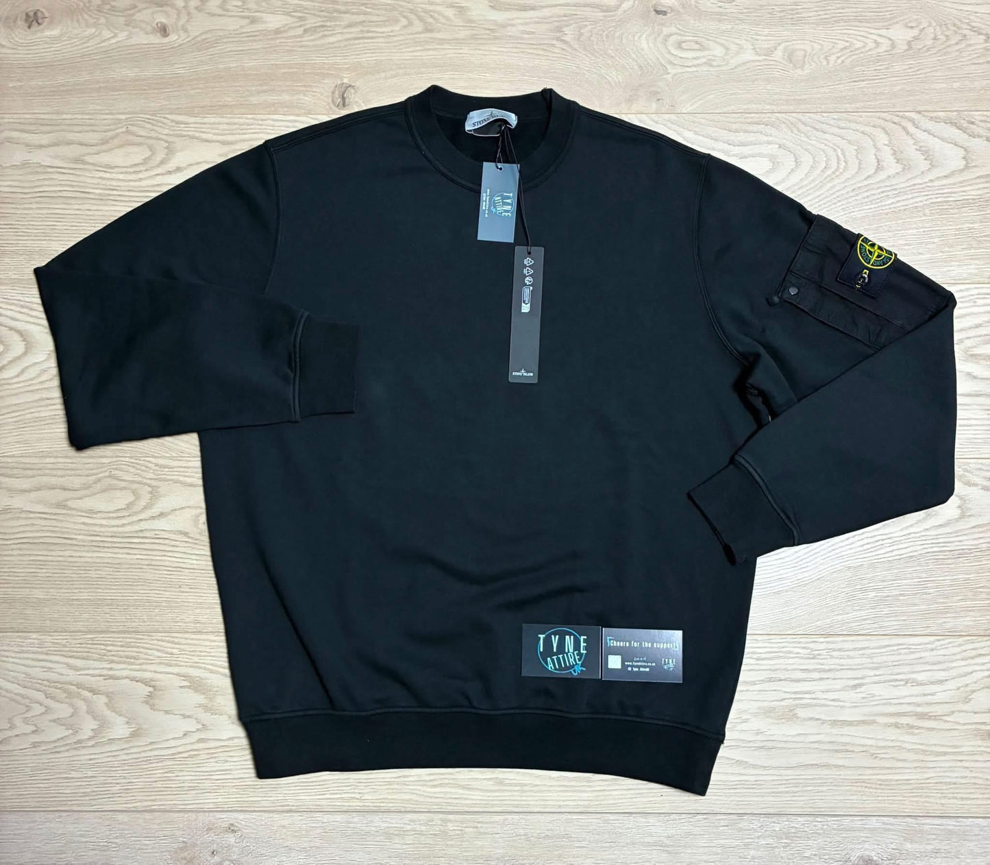 Stone Island 6100019 Zip Arm Pocket Organic Cotton Garment Dyed Dyed Black Crewneck Sweater